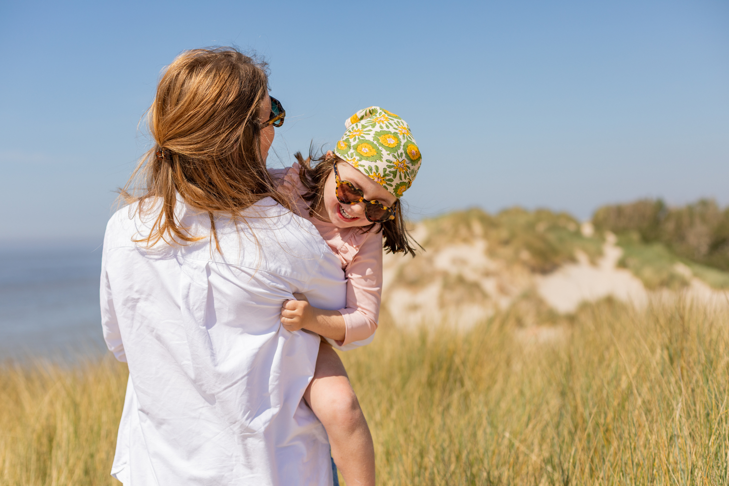 Mère appliquant une crème solaire sur son enfant pour le protéger du soleil